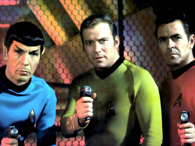 Star Trek: The Original Series. Взгляд членов экипажа намекает — в руках у всех отнюдь не фонарики.
