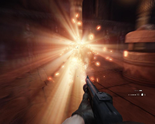 В отличие от Doom 3, фонарик тут изначально примотан скотчем к «стволу».
