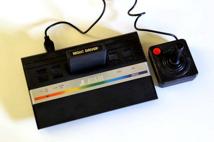 Контроллер от Atari VCS (2600), конечно, культовый, однако по современным меркам смотрится просто… никак. Благо на этой палочке-выручалочке выбор геймпадов не заканчивался — были и другие решения.