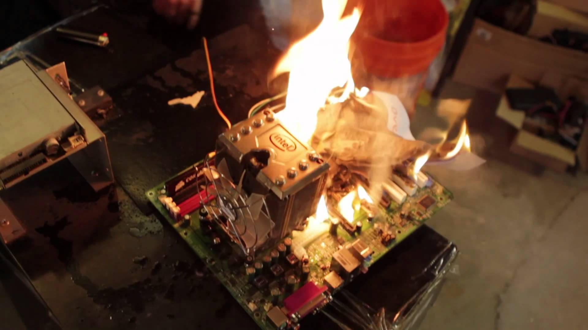 Греется цп. Сгоревший ПК. Сгоревшая видеокарта. Сгоревший процессор. Сгоревшая материнская плата.