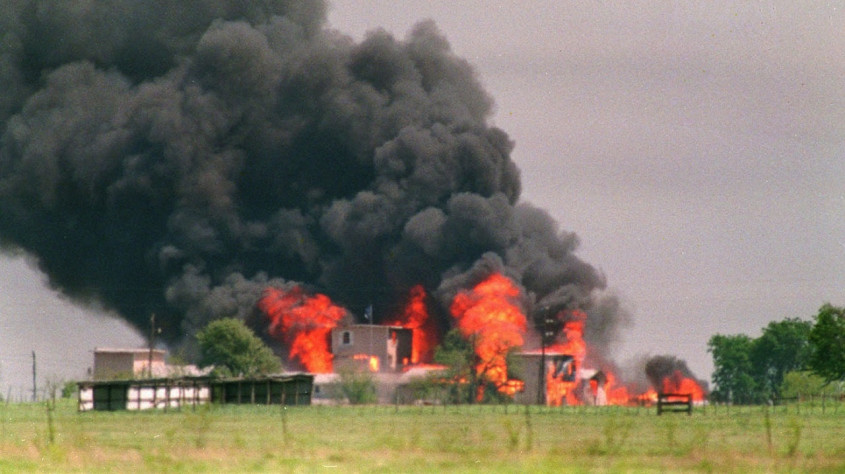 Пожар на ранчо Маунт-Кармел в последний день осады.