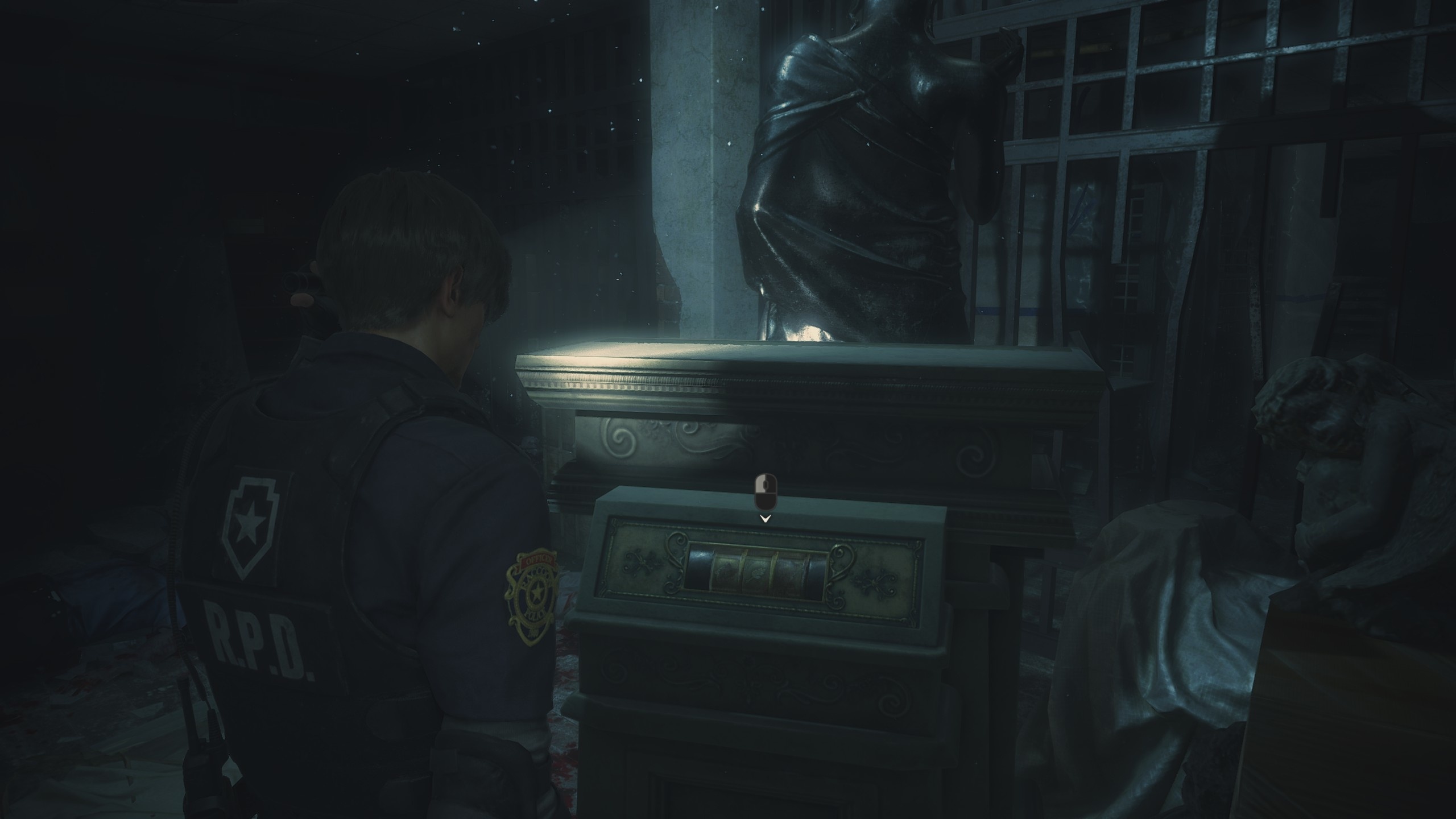 Резидент ивел 2 сейф в полицейском. Резидент эвил 2 ремейк статуя Девы. Resident Evil 2 Remake. Статуя Девы Resident Evil 2 Remake. Статуя Льва Resident Evil 2 Remake Клэр.