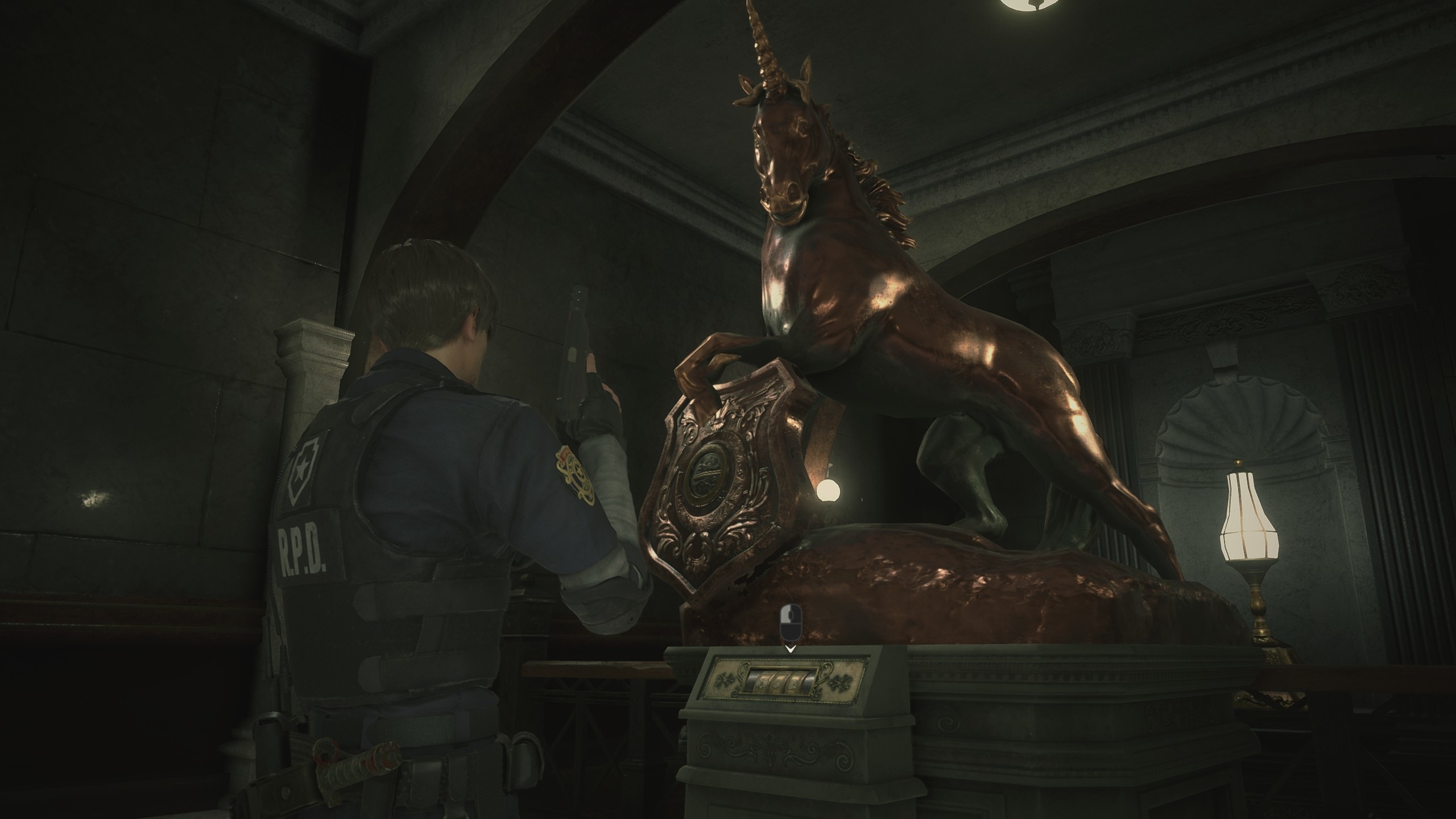 Resident evil 2 где медальоны. Статуя единорога в Resident Evil 2. Резидент ивел 2 Клэр статуя единорога. Статуя единорога в Resident Evil 2 Remake.