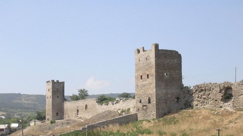 Руины крепости Каффа в Феодосии.