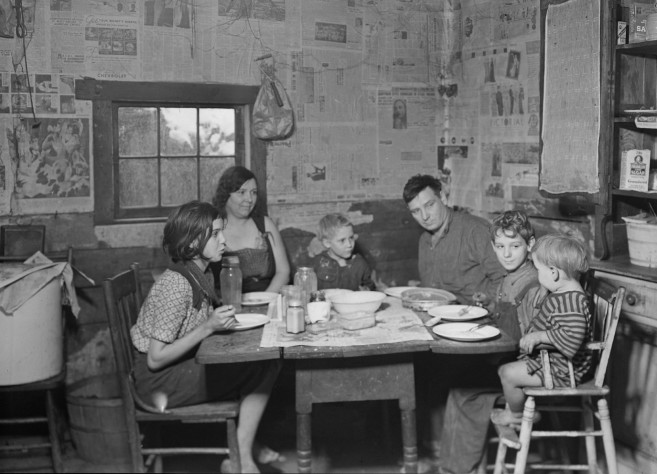 Семейный ужин во время Великой депрессии.
