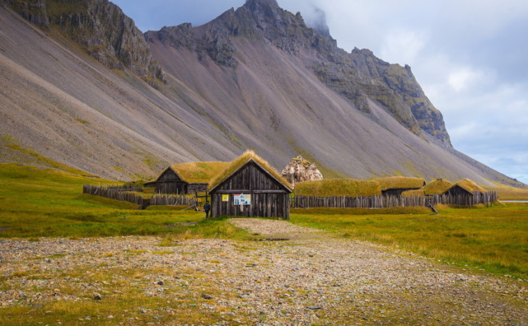 Реконструкция деревни викингов в Хофне, Исландия.