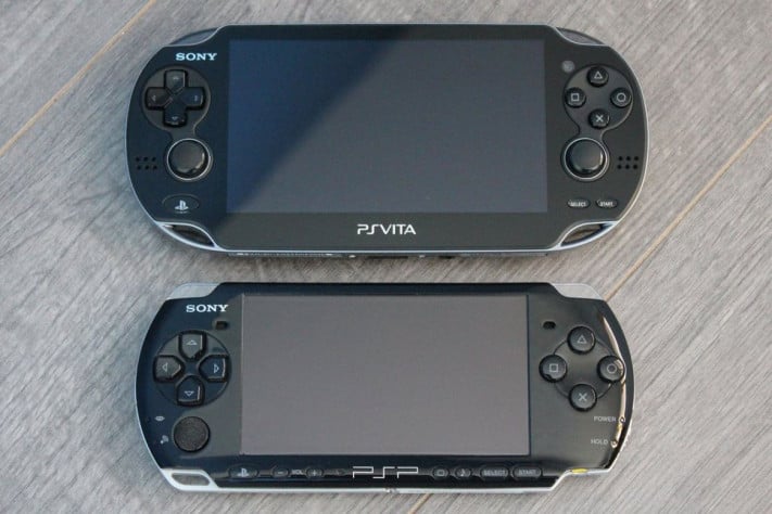 У «Виты» кнопки, если сравнивать с PSP, меньше, но экран — больше. И на порядок качественнее.
