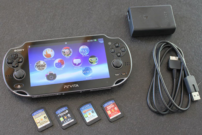 Комплект поставки у PS Vita весьма скромный. Сказывается желание Sony максимально уменьшить первоначальную стоимость коробки с консолью.