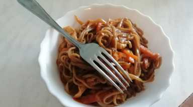 Вок почти как из доставки или «скучаю по еде в коробочках»