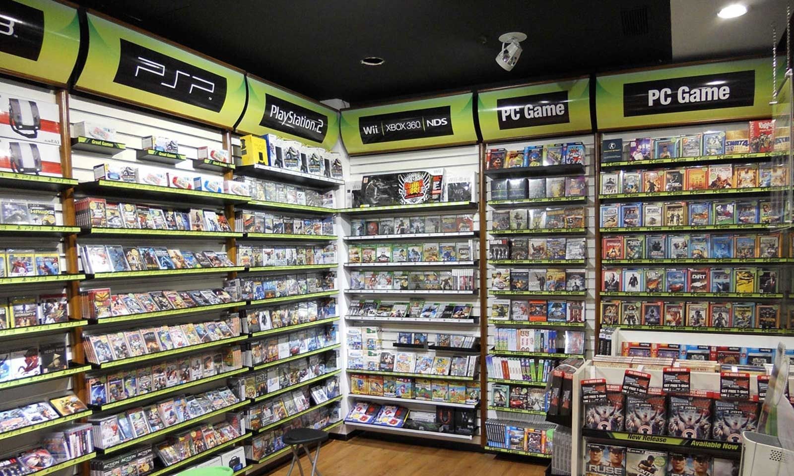 Game on gaming store. Игра "магазин". Магазин компьютерных игр. Магазин дисков с играми. Магазин диск игры.