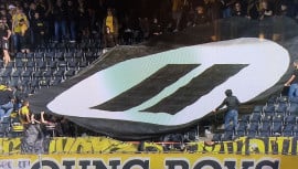 Фанаты в Швейцарии забросали футбольное поле геймпадами в знак протеста против киберспорта