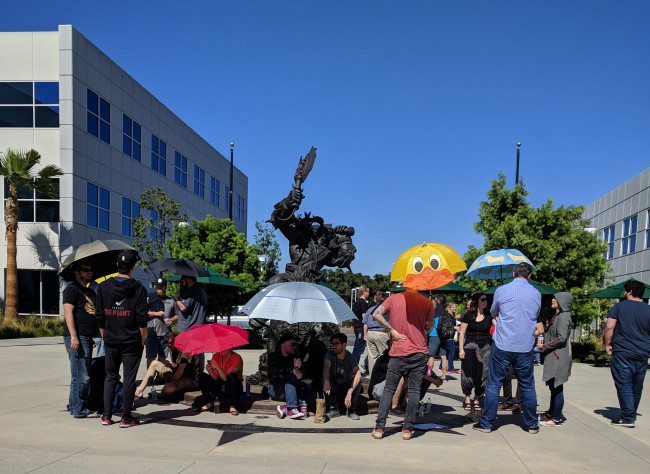 Фотография протеста в Blizzard, которую анонимно выложили на Reddit.