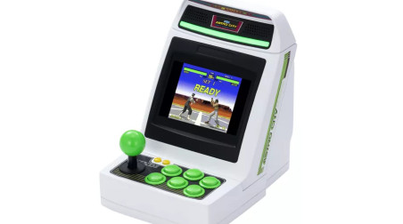 SEGA представила миниатюрный аркадный автомат, на котором можно поиграть в Golden Axe и Virtua Fighter