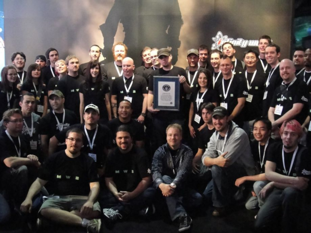 Командная фотография Infinity Ward&amp;nbsp;— похоже, в&amp;nbsp;честь того, что Modern Warfare 2 занесли в&amp;nbsp;Книгу рекордов Гиннесса за&amp;nbsp;самый успешный запуск развлекательного медиа.