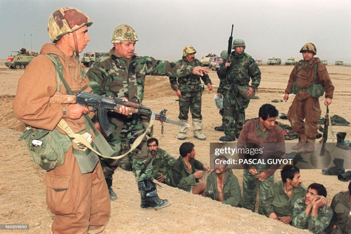 Египетские и&amp;nbsp;американские солдаты охраняют иракских военнопленных. 25&amp;nbsp;февраля 1991 года