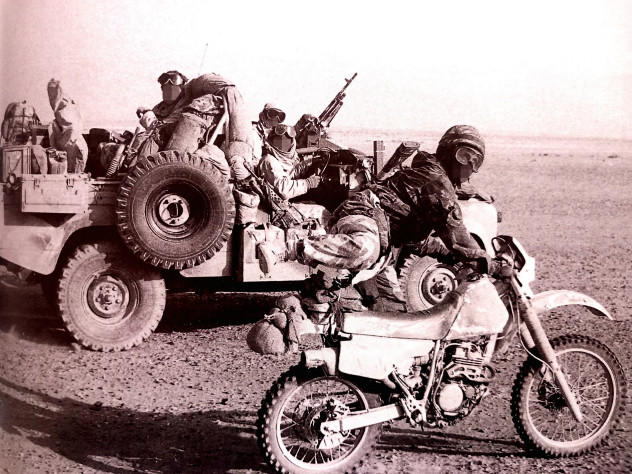 Боевая колонна 22-го спецназа SAS в&amp;nbsp;движении. Внедорожники Land Rover «Pinkie» и&amp;nbsp;мотоцикл Honda используются в&amp;nbsp;качестве патрульных. Война в&amp;nbsp;Персидском заливе, 1991&amp;nbsp;год.