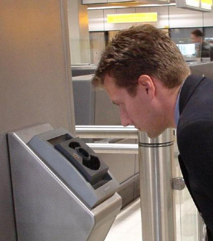 Прибор для аутентификации по&amp;nbsp;радужной оболочке глаза