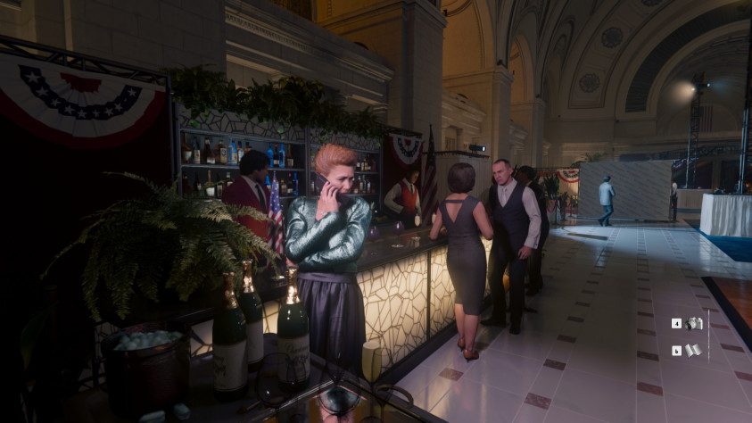 Женщина с&amp;nbsp;телефоном-раскладушкой