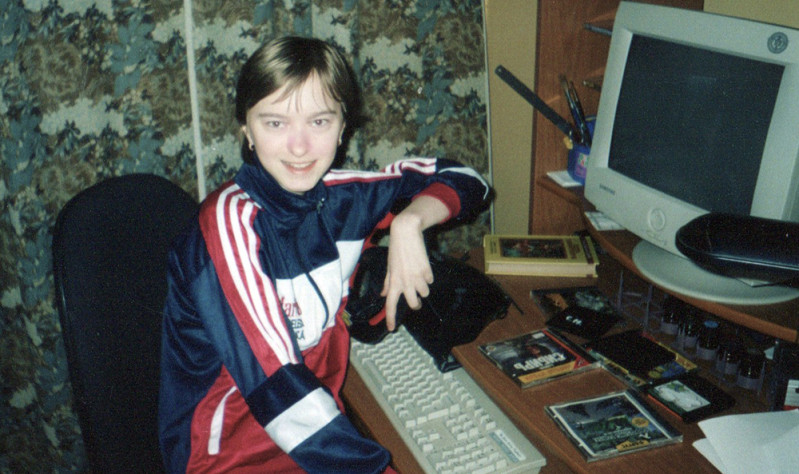 Моё начало двухтысячных: стрижка «под мальчика», руль, дискета с&amp;nbsp;артами по&amp;nbsp;аниме Сейлор Мун и&amp;nbsp;диски с&amp;nbsp;Half-Life: Opposing Force и&amp;nbsp;первой Syberia. Отдельное мерси Семёну Окорокову: его недавнее видео про Colin McRae Rally вдохновило на&amp;nbsp;поиск этого старого фото