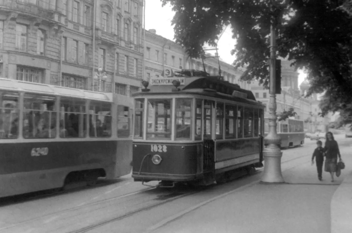 Переделанный под первый электрический трамвай, МС-1 едет по&amp;nbsp;первой линии электрического трамвая. Круг замкнулся.