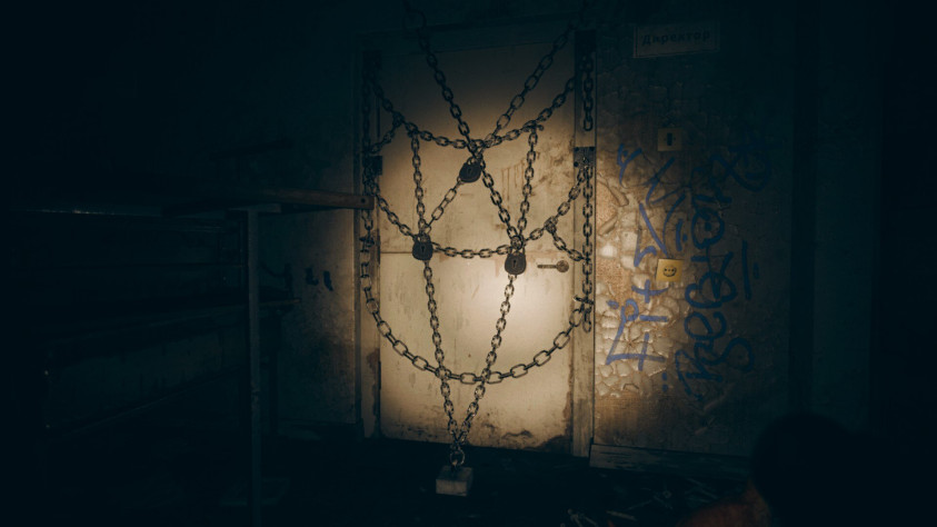 А это прикольная отсылка на SH4-The room.Расположение цепей и замков схоже.Ну и в одной записке упоминается игра про комнату,и запертого гг.