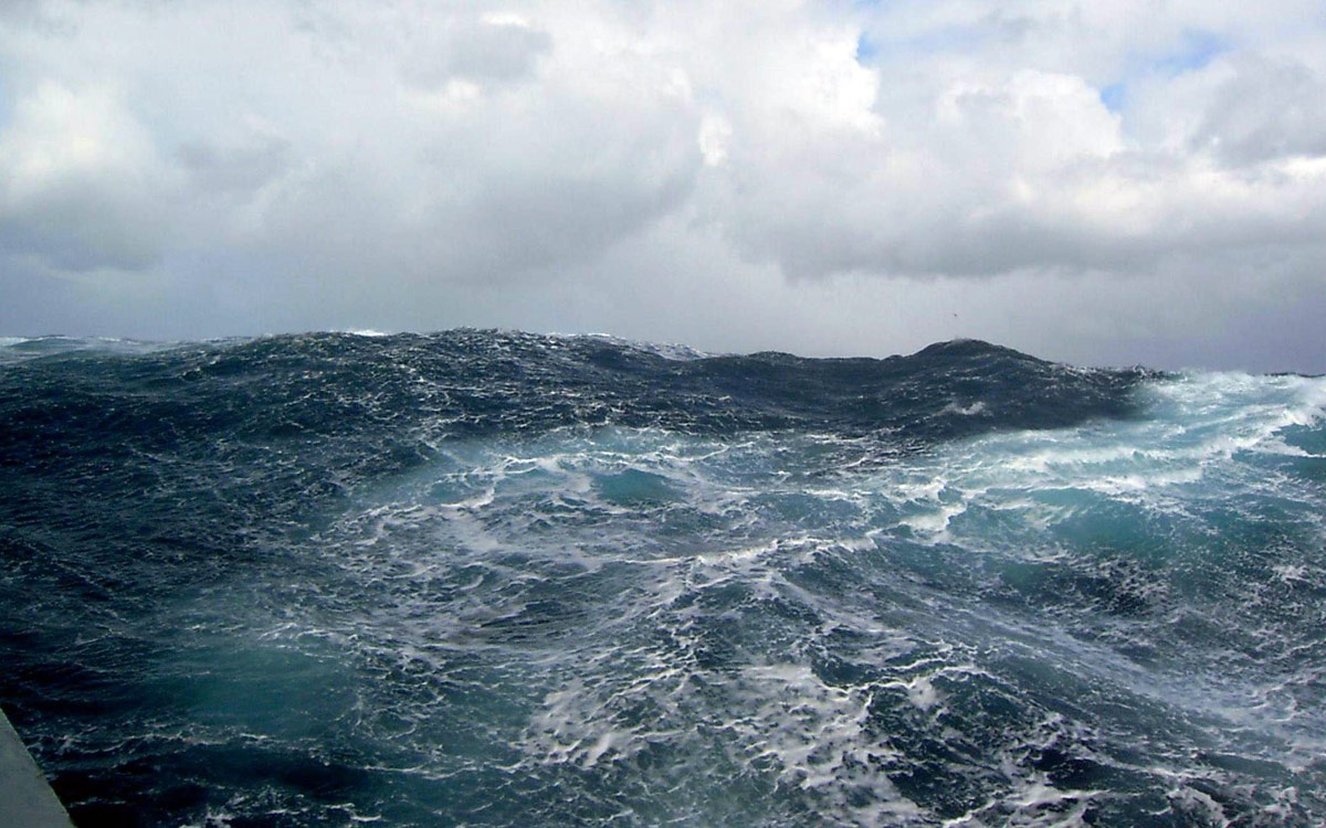 Центр открытый океан. Атлантический океан шторм. Берингово море шторм. Море Линкольна. Баренцево море шторм.