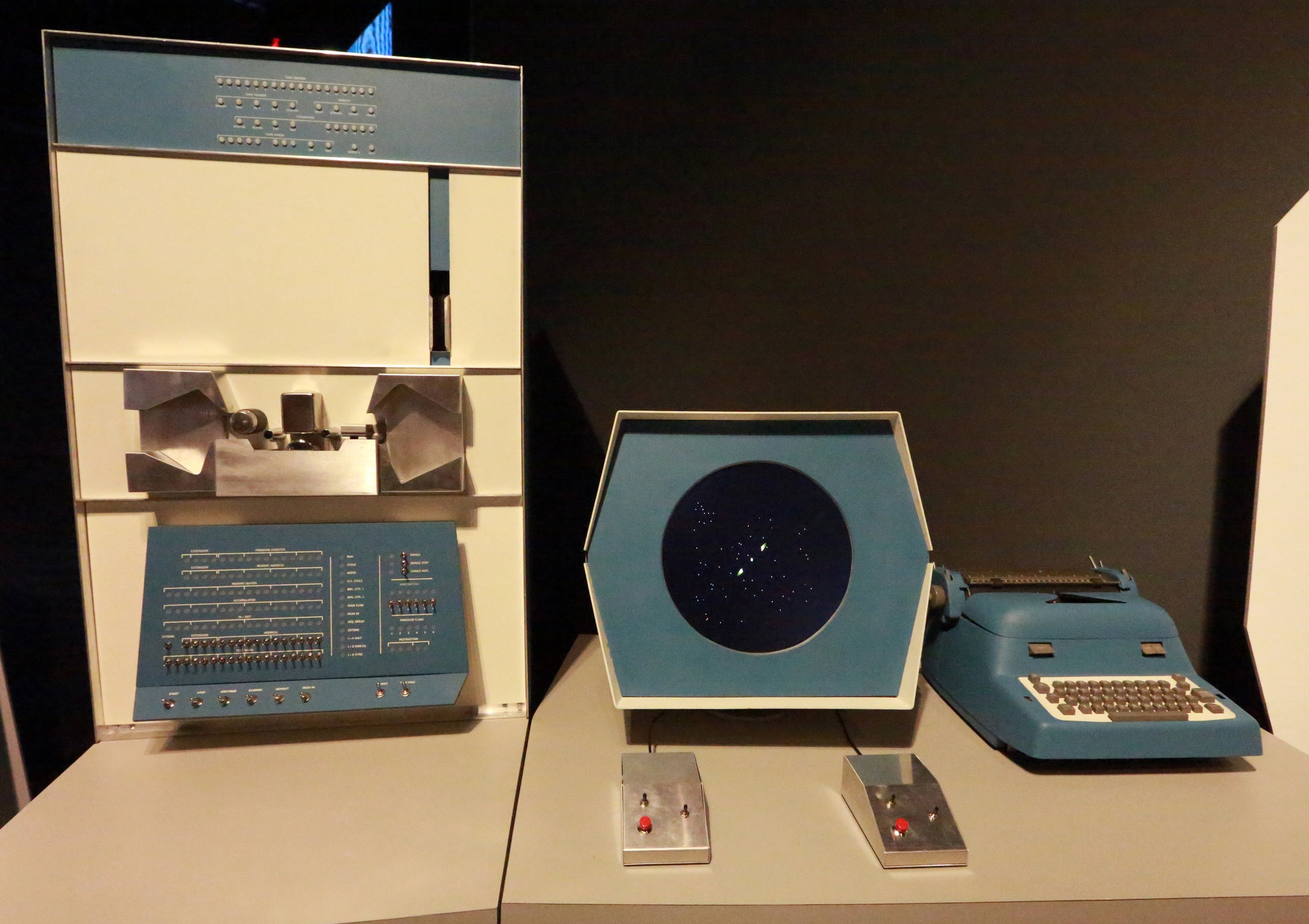 Первая компьютерная игра вышла. Первая компьютерная игра Spacewar. Самая первая компьютерная игра в мире Spacewar. Spacewar 1962.