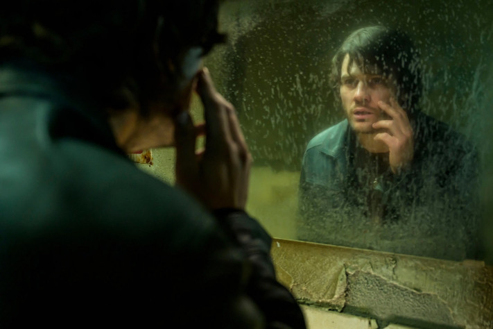 Герой выглядит так, будто сейчас поправит причёску и&amp;nbsp;пойдёт на&amp;nbsp;рок-концерт.