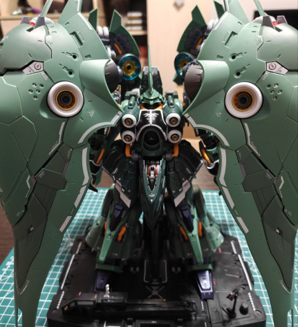 Декали поклеены. тут тем более заметно, как мех перестает быть «пустым»