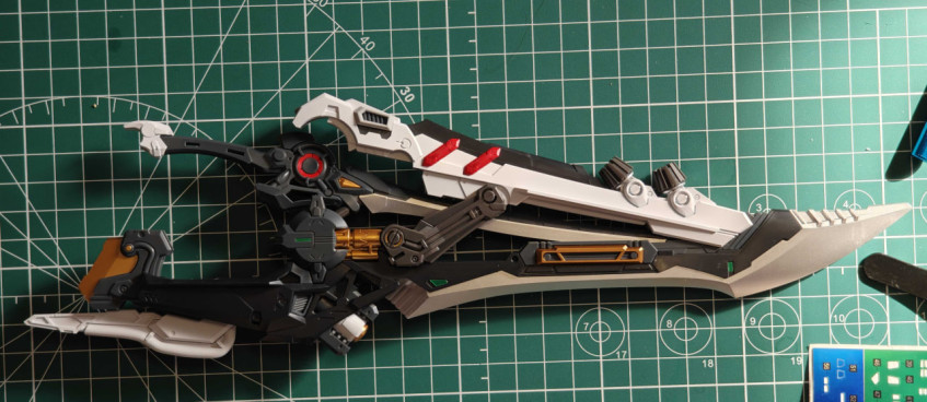 Катана вставляется в ножны и образует огромный меч, который крепится за спину на специальное креплениеРазмеры можете посчитать сами - 1 квадратик = 1кв сантиметр