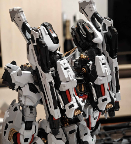 Плечевые манипуляторы с прикрепленными к ним пушкамиу пушек можно вынуть магазин, и там будут видны снаряды