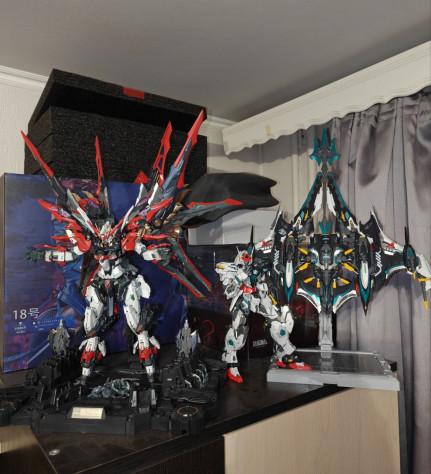 Роботы начинают занимать место. Заодно тут изменная поза Немезиса