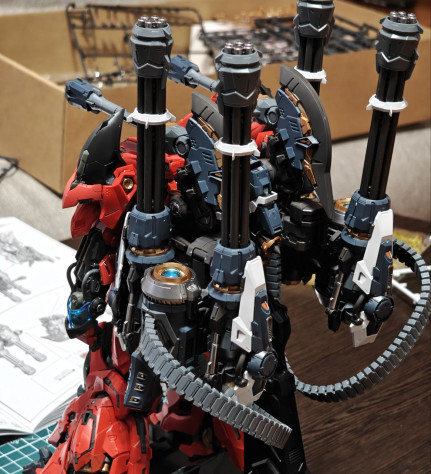 Более подробный взгляд на минигамы. По 52 звена в каждой ленте, на каждое звено приходилось делать по 4 укуса бокорезами, чтобы отсоединить от литника !