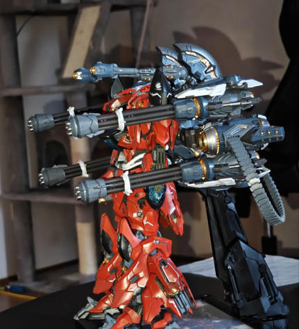 пулеметы можно повесить на руки, но я решил оставить их в боевом положении, но прикрепленными к бэкпаку