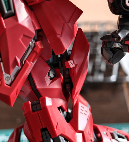 Вот тут в целом видно гнущиеся пальцы. 2 и 3 фаланги соединены намертво, но у основания пальца и первый сустав гнутся