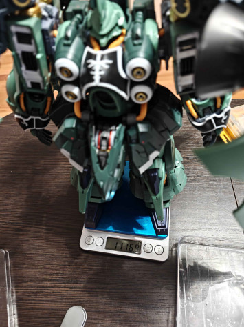 Он&amp;nbsp;весит больше килограмма! поверьте, это очень тяжелый вес для модели такого масштаба!