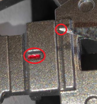 Сверху - кончик скальпеляСнизу - стикер(в данном случае 3Д-стикер)А теперь представьте, как это клеить без каких-либо тонких инструментов