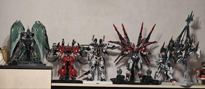 Армия мехов заняла все верхнюю полку