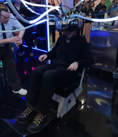 Там ещё в самом шлеме были экраны, показывающие калейдоскоп быстро сменяющихся картинок. Так что перед процедурой надо было подтвердить отсутствие эпилепсии.