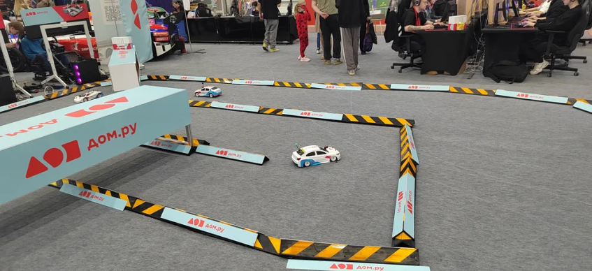 Дом.ру имеет несколько зон халявного вай-фая в Москве. Это так, к слову.