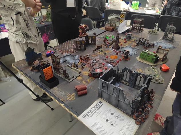 Ваха в целом была неплохо так представлена. Несколько столов тактическими полями, всякий мерч, косплееры.