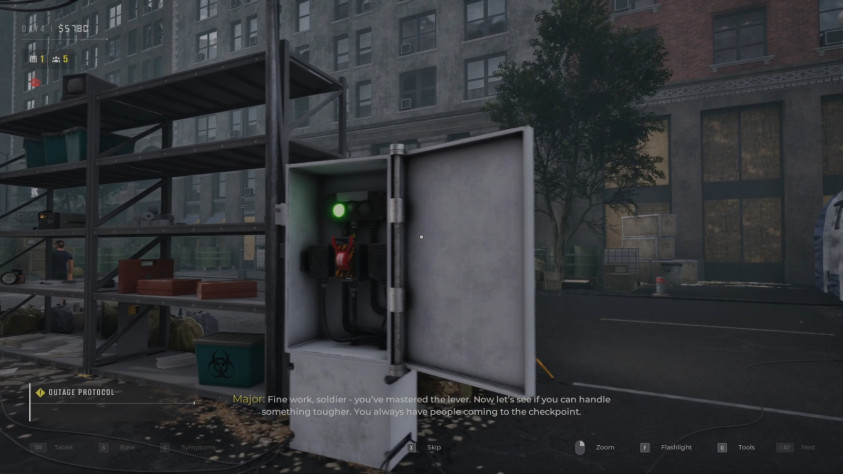 Электрический щиток, который нужно использовать для перезапуска генератора.