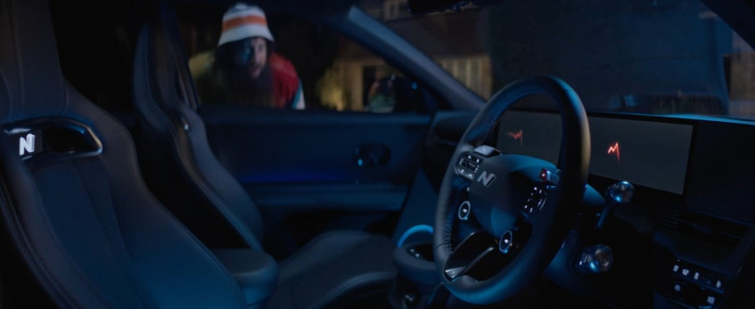 Он&amp;nbsp;пошел осматривать машину.