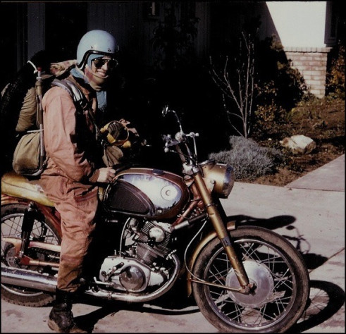 &quot;20 летПожалуйста, обратите внимание на армейские ботинки и лётный костюм — то, что нужно тем из нас, кто ездил в любую погоду.&amp;nbsp;Я на Honda 305, которая мне не принадлежит;&quot;