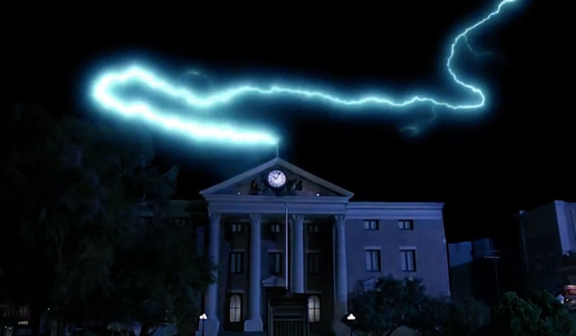 Часы на здании суда в «Назад в будущее»