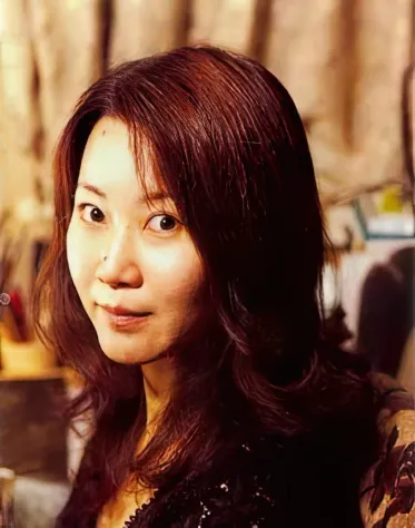 Собственно сама Айями Кодзима. К&amp;nbsp;сожалению, хорошей актуальной фотографии художницы мне найти не&amp;nbsp;удалось.