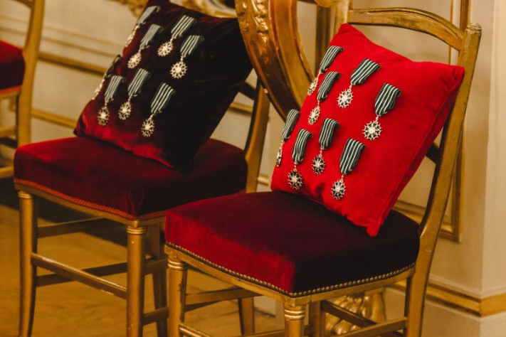 Награды для счастливых французов.