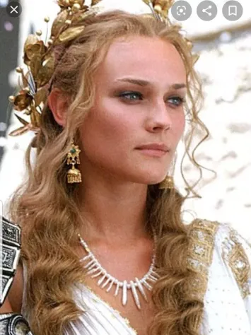 Более привычный вид Елены многим.