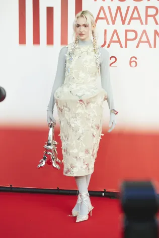 Grimes, она же Клэр Элис Буше — канадская певица, звукорежиссёр, музыкальный продюсер и художница. Помимо песен, известна тем, что даёт невероятно странные и труднопроизносимые имена своим детям.