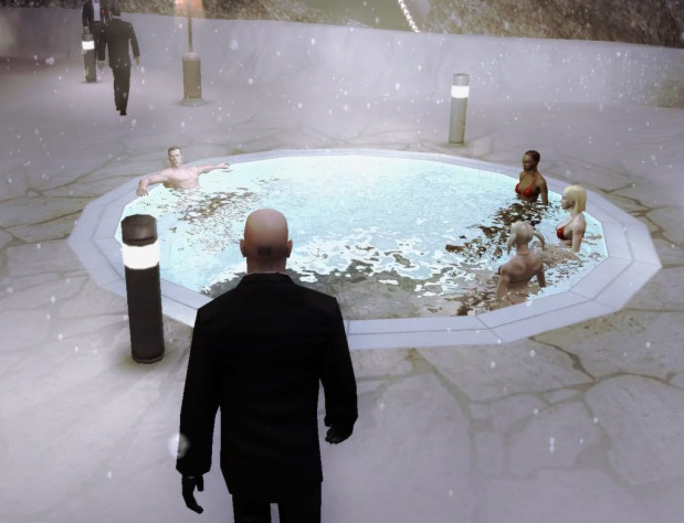 Люди бегают в купальниках, потому что балконе установлен горячий бассейн с прозрачным дном. 